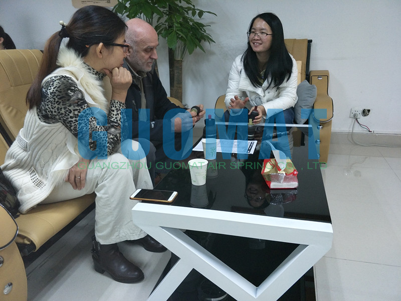 <strong> 意大利客戶Ivo親自到訪，商議定制空氣彈簧(圖文)</strong>